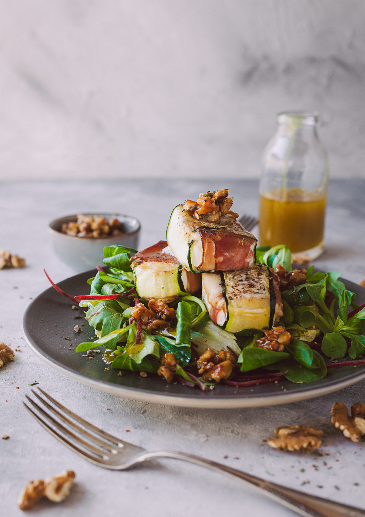 Gebackene Ziegenkäsepäckchen mit karamellisierten Walnüssen